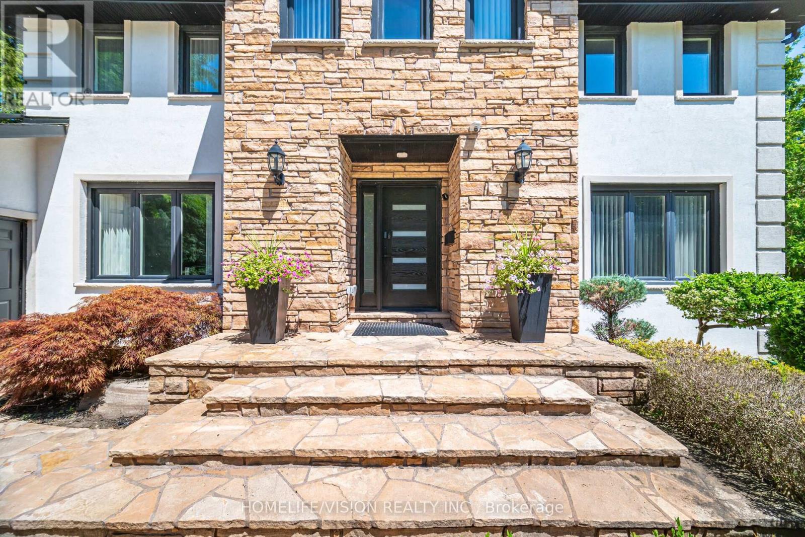 1298 Bunsden Avenue, Mississauga, Ontario L5H 3T9 - Photo 3 - W13519580
