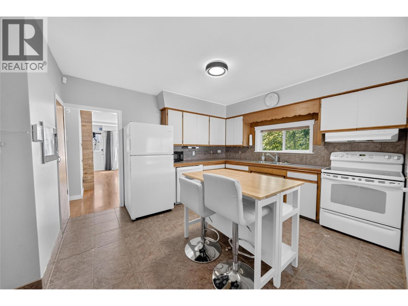 320 2nd Avenue S, Cranbrook, British Columbia V1C 2B1 - Photo 2 - 10393312