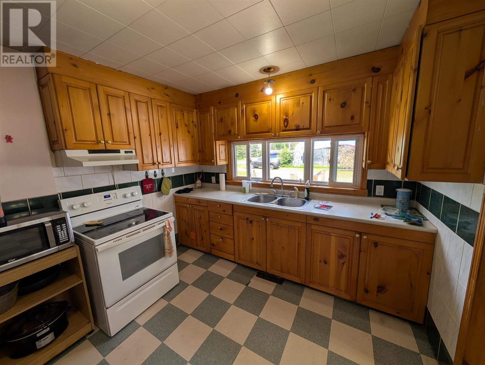 41 Queen St, Hawk Junction, Ontario  P0S 1G0 - Photo 10 - SM261703