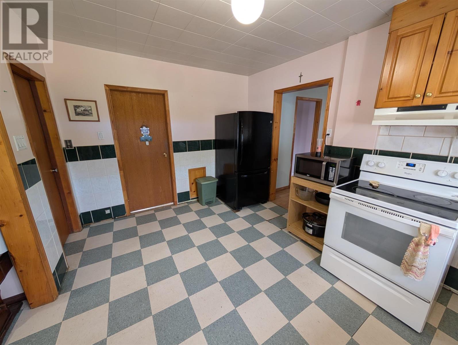 41 Queen St, Hawk Junction, Ontario  P0S 1G0 - Photo 12 - SM261703