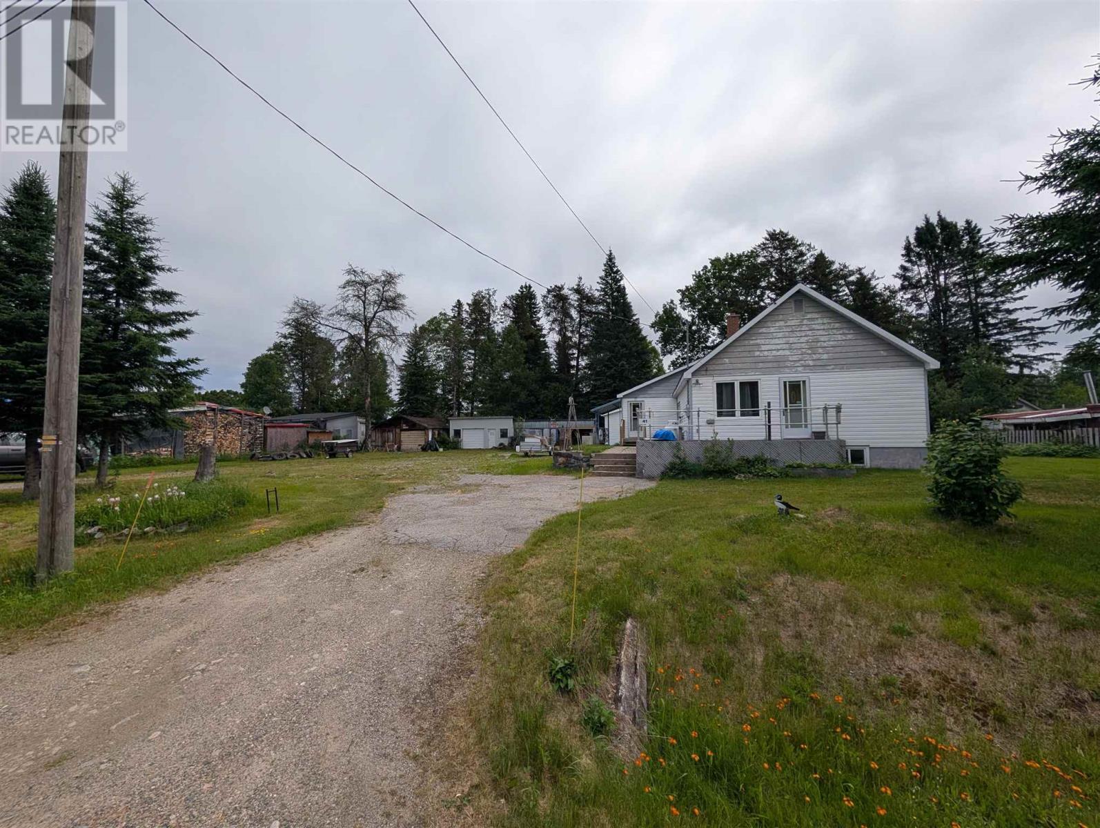 41 Queen St, Hawk Junction, Ontario  P0S 1G0 - Photo 2 - SM261703