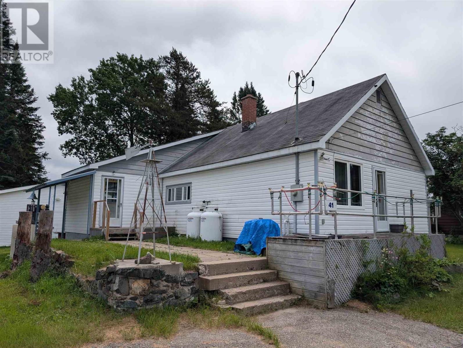 41 Queen St, Hawk Junction, Ontario  P0S 1G0 - Photo 3 - SM261703