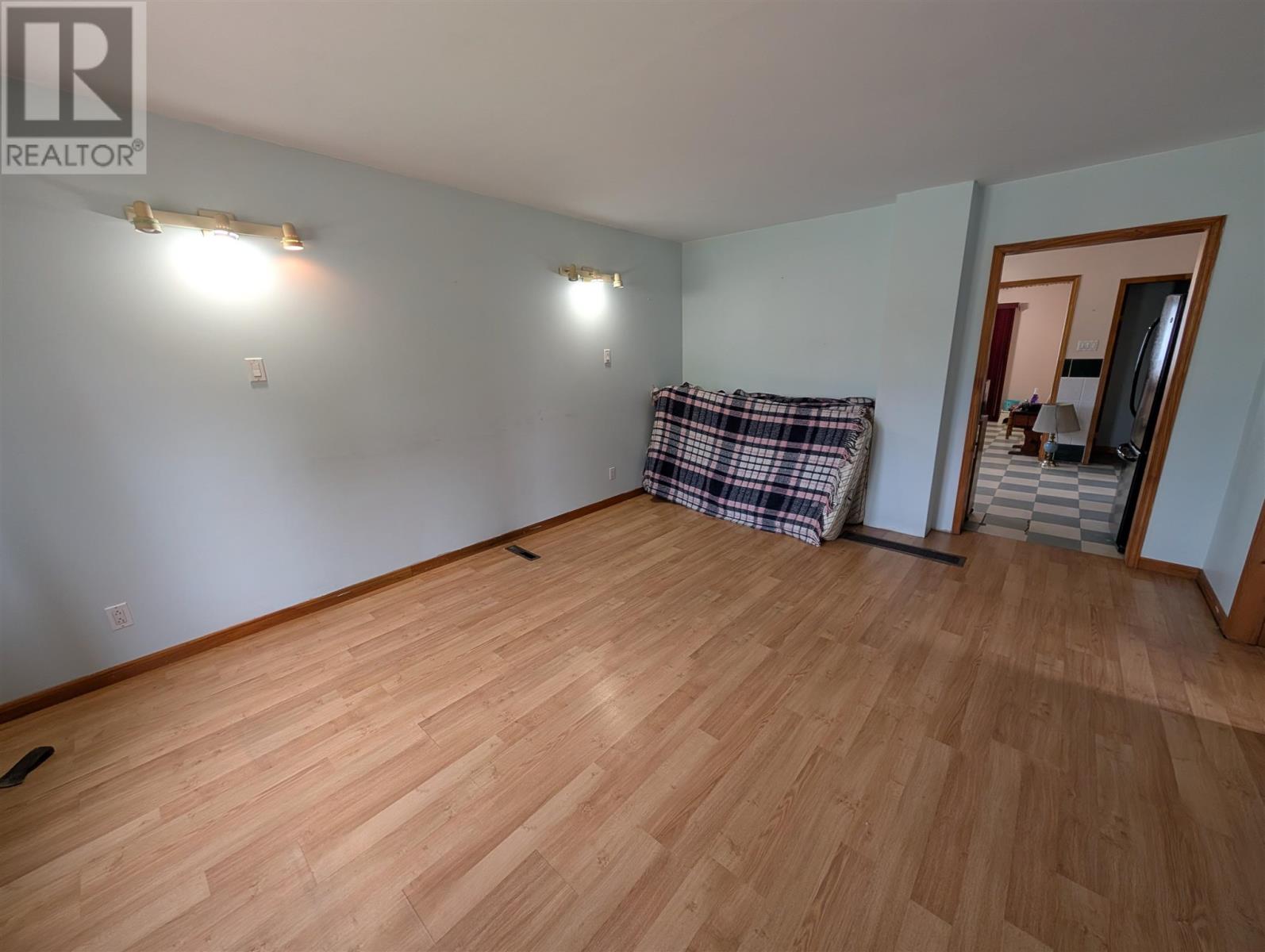 41 Queen St, Hawk Junction, Ontario  P0S 1G0 - Photo 8 - SM261703