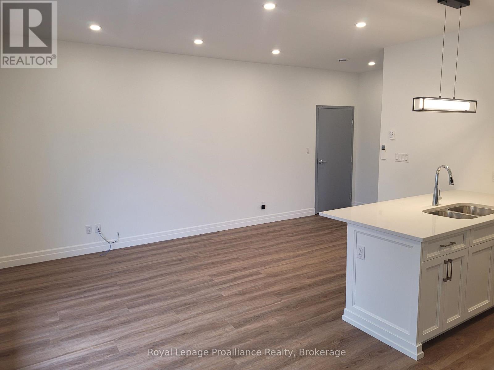 4 - 15 BAY STREET