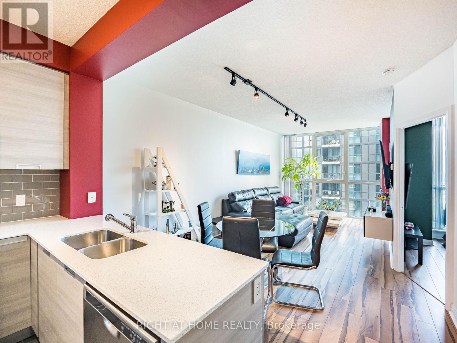 1301 - 55 Eglinton Avenue W, Mississauga, Ontario  L5R 0E4 - Photo 1 - W13520172