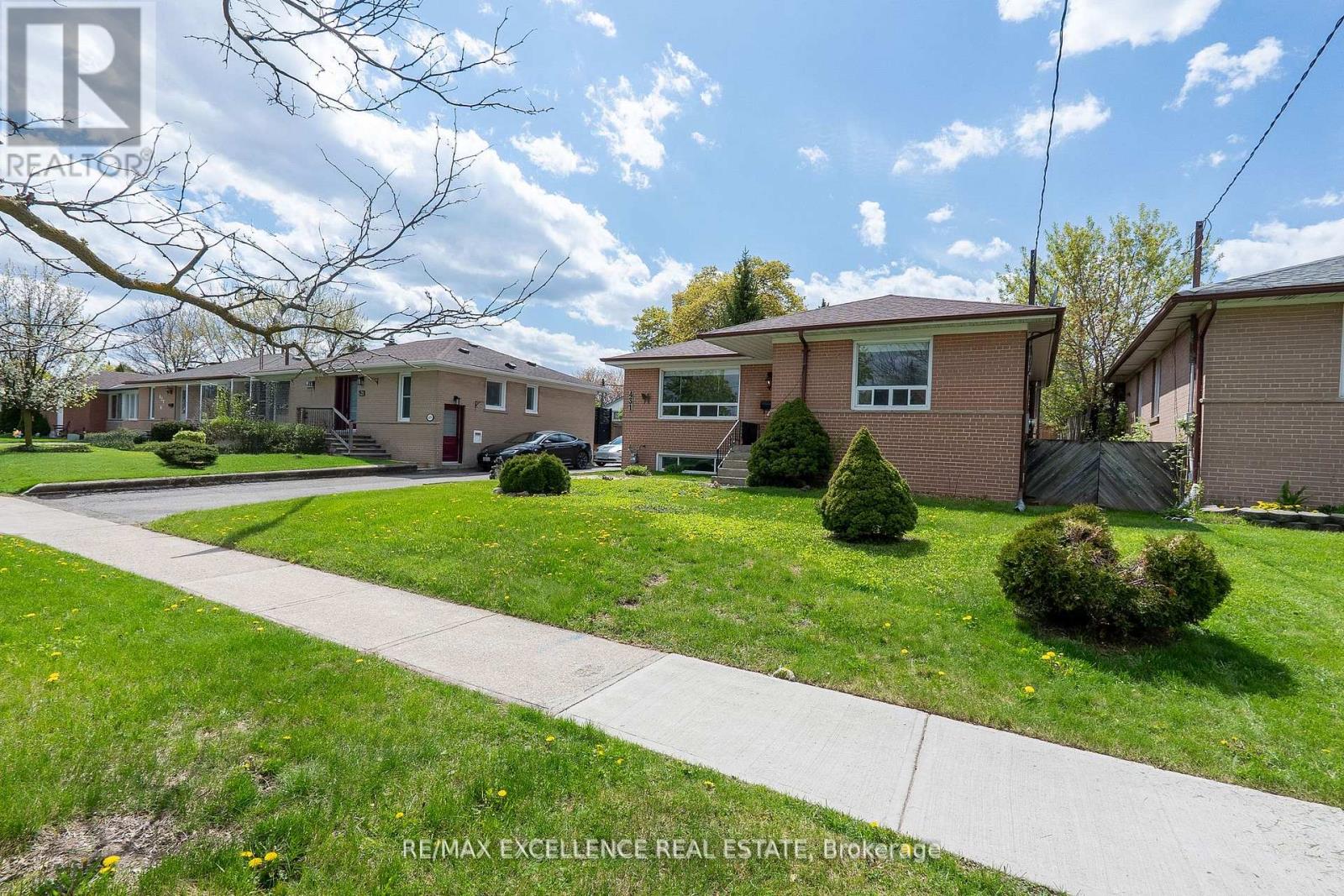 431 Delrex Boulevard, Halton Hills, Ontario  L7G 4J1 - Photo 4 - W13520308