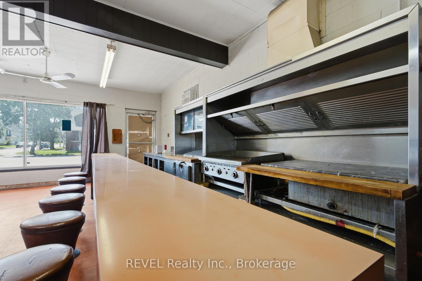 5784 Stanley Avenue, Niagara Falls (Clifton Hill), Ontario  L2G 3X7 - Photo 6 - X13520458