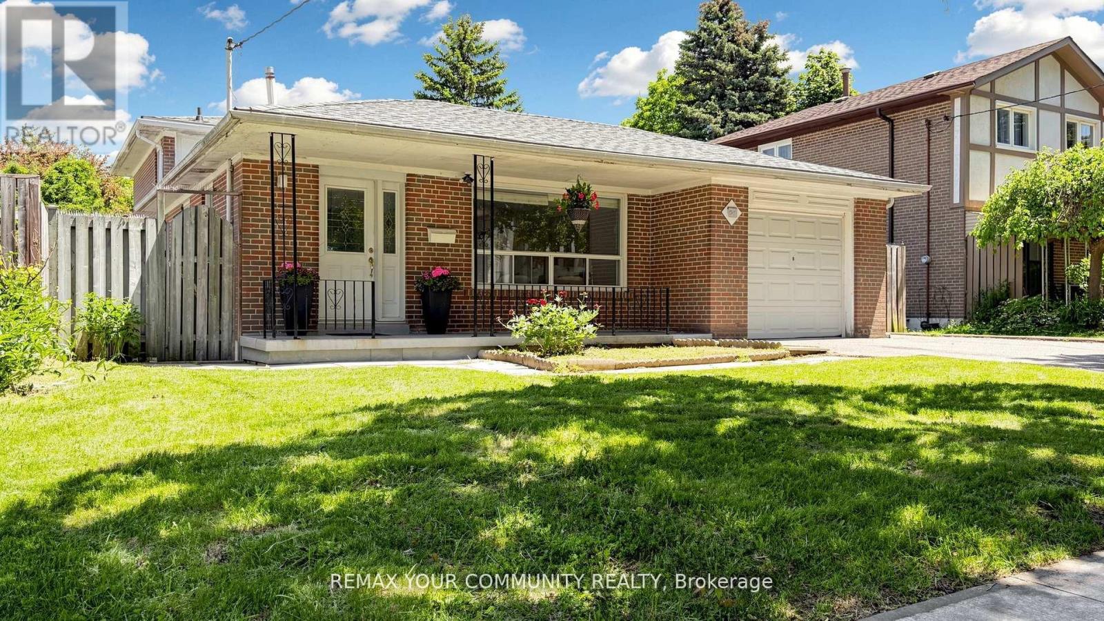 <div class="slider-price">$1,088,000</div><p>23 Lesgay Crescent, Toronto, Ontario</p>