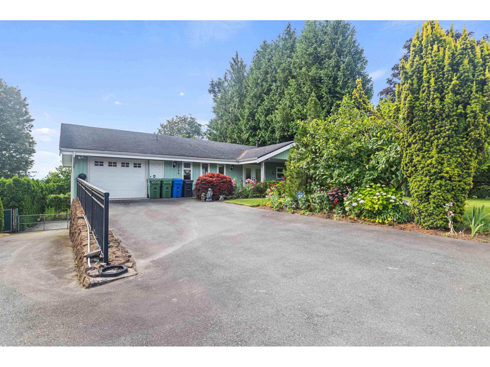 2544 SUNNYSIDE CRESCENT