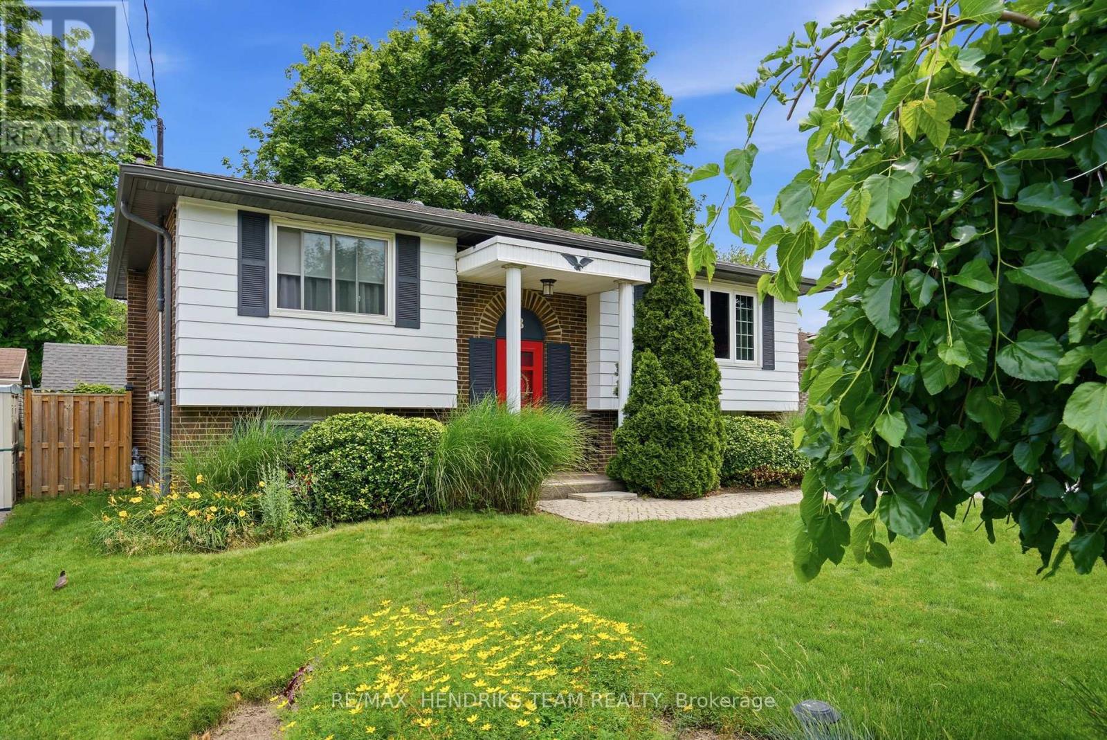 8 Tudor Gate Place, St. Catharines, Ontario  L2M 1K6 - Photo 2 - X13520696