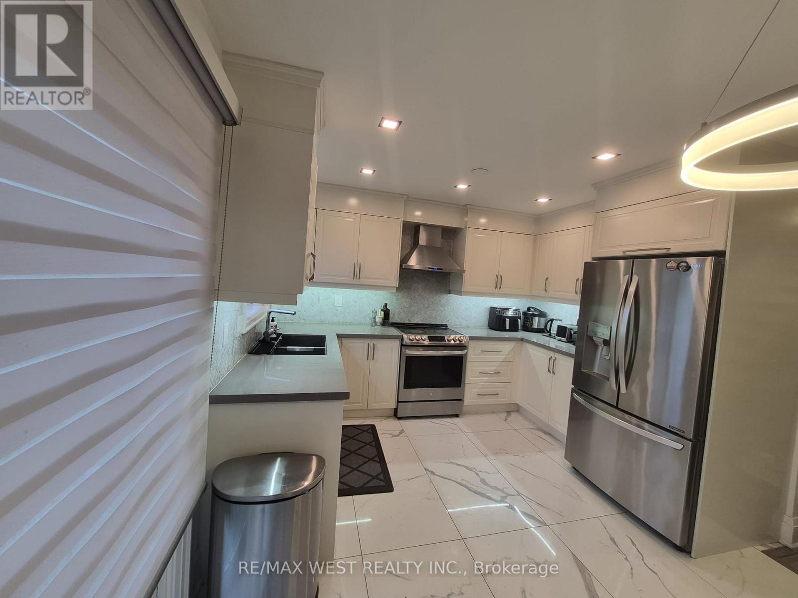 33 - 3020 Cedarglen Gate, Mississauga, Ontario  L5C 4S7 - Photo 5 - W13520530