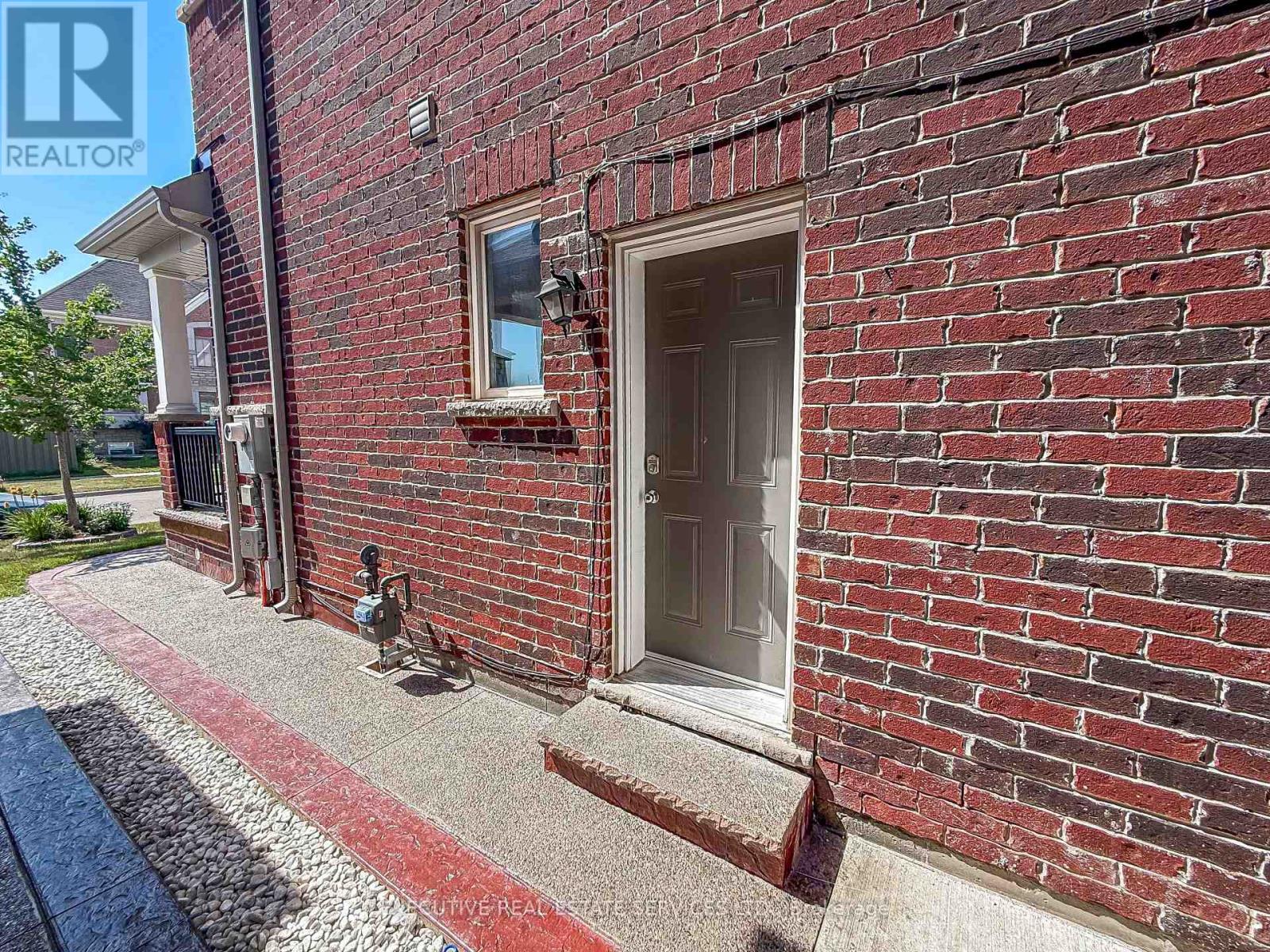 17 Forsyth Crescent, Brampton, Ontario  L6X 5N2 - Photo 2 - W13520654