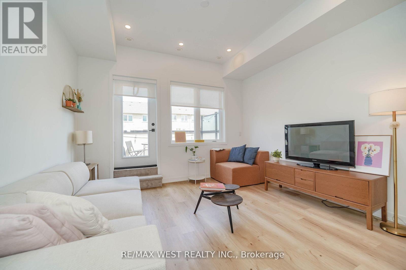 110 - 3686 ST CLAIR AVENUE E