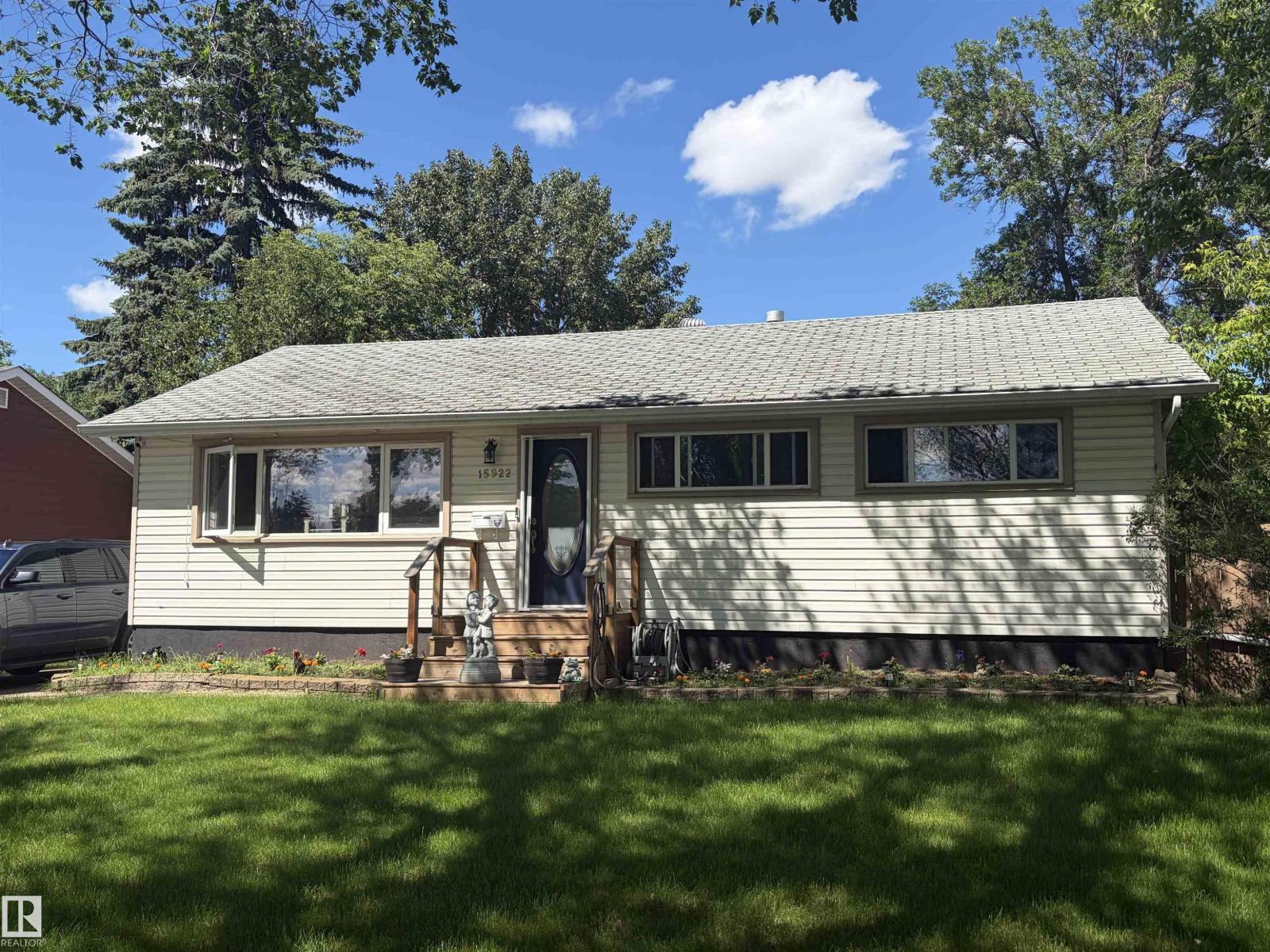 15922 92 AV NW, Edmonton, Alberta