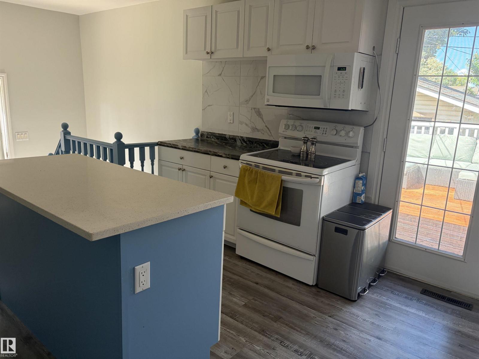 15922 92 Av NW, Edmonton, Alberta  T5R 5C6 - Photo 3 - E4497025
