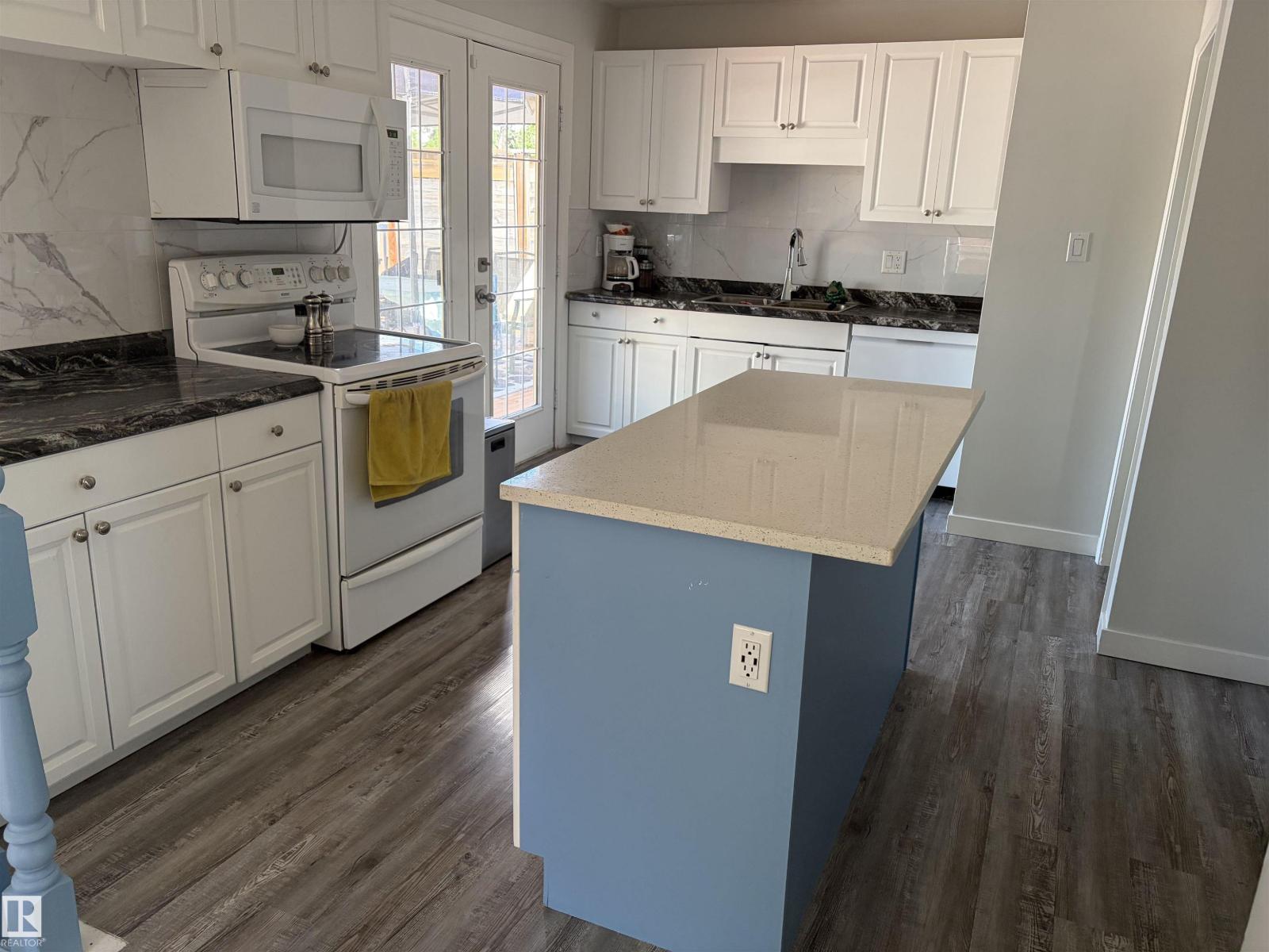 15922 92 Av NW, Edmonton, Alberta  T5R 5C6 - Photo 2 - E4497025