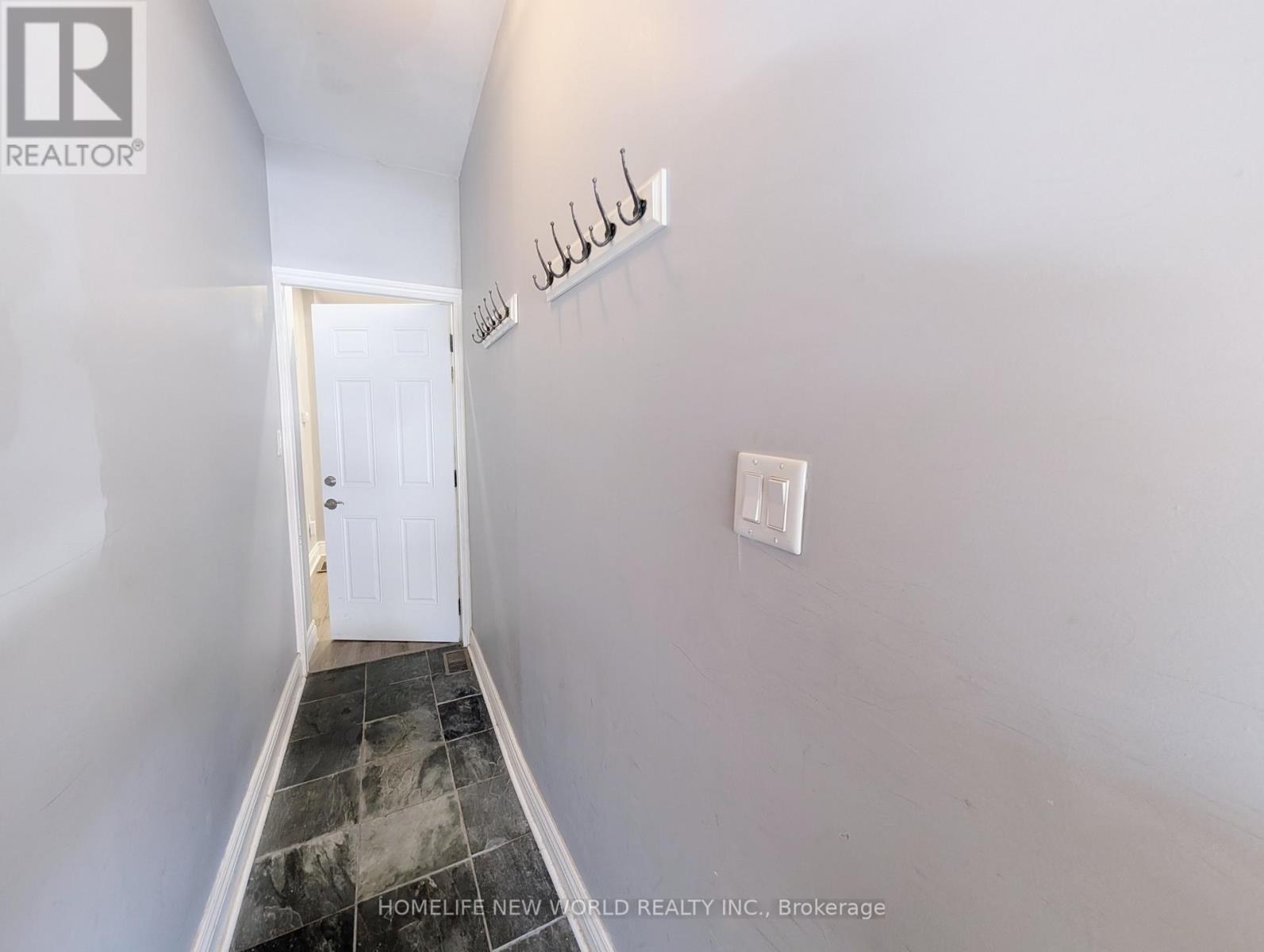 1 - 252 Greenwood Avenue, Toronto, Ontario  M4L 2R3 - Photo 12 - E13521418