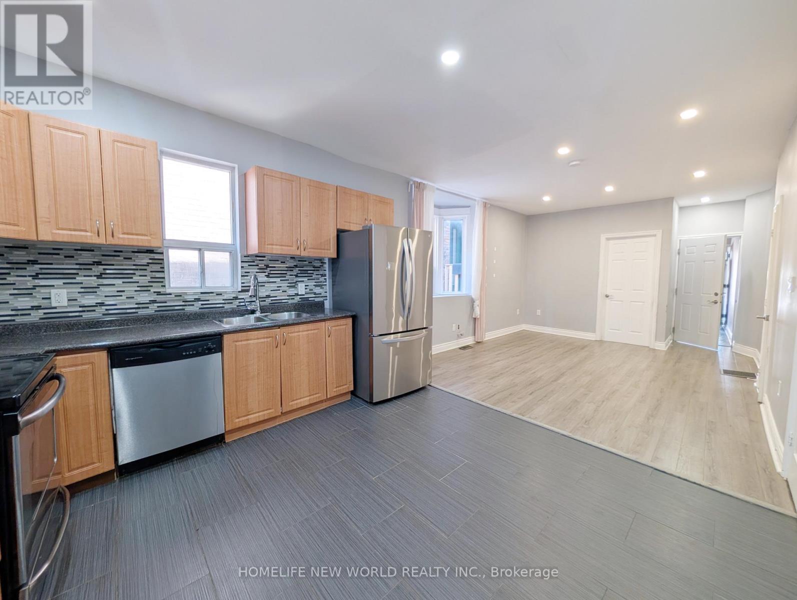 1 - 252 Greenwood Avenue, Toronto, Ontario  M4L 2R3 - Photo 4 - E13521418