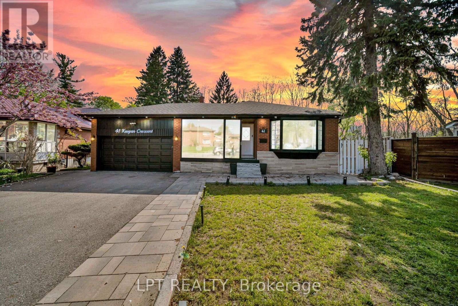 <div class="slider-price">$1,489,999</div><p>41 Keegan Crescent, Toronto, Ontario</p>