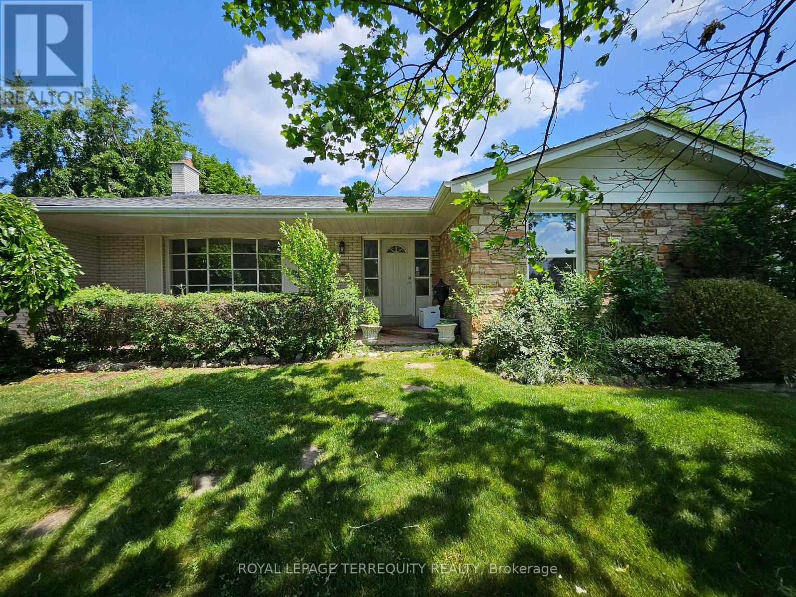 2067 Obeck Crescent, Mississauga, Ontario  L5H 3L6 - Photo 3 - W13521570