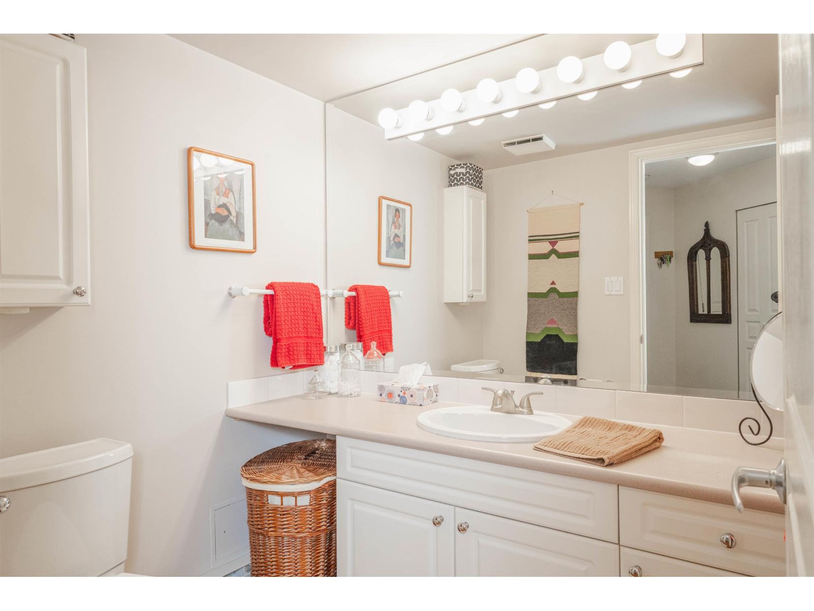 207 15466 North Bluff Road, White Rock, British Columbia  V4B 3G1 - Photo 4 - R3142666