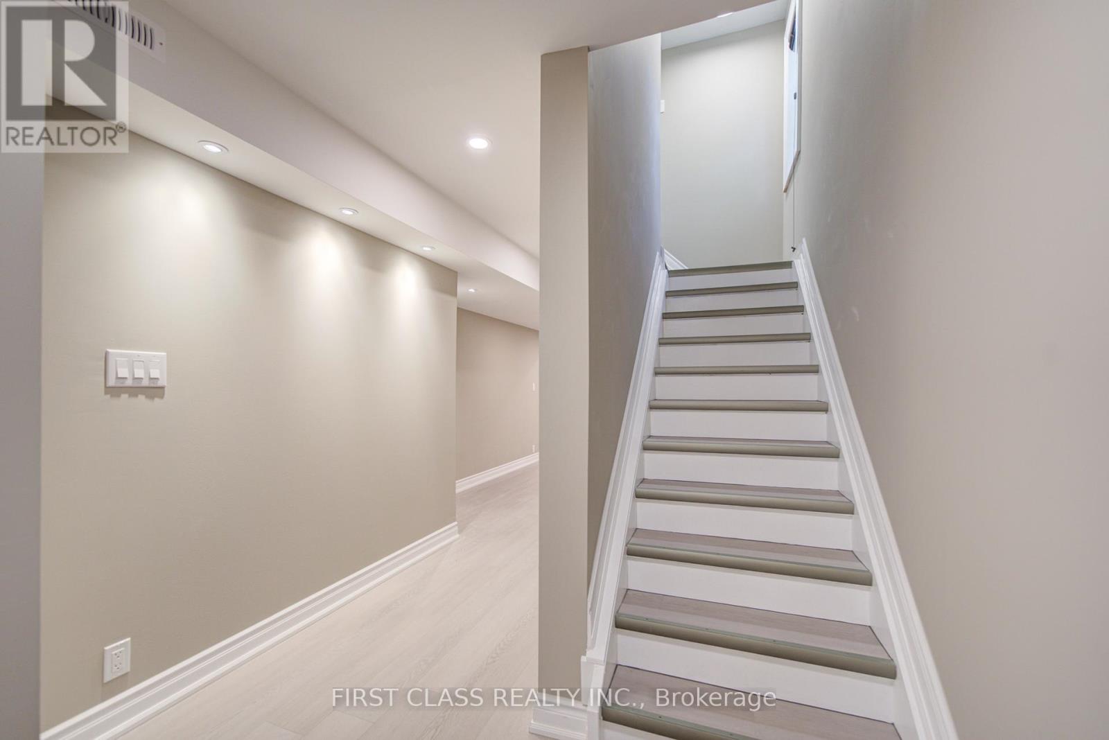 718 Peter Hall Drive, Newmarket, Ontario  L3X 2T1 - Photo 37 - N13521674