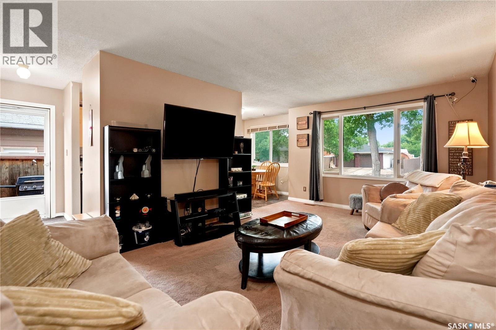 109 Church Drive, Regina, Saskatchewan  S4X 1L7 - Photo 2 - SK041432