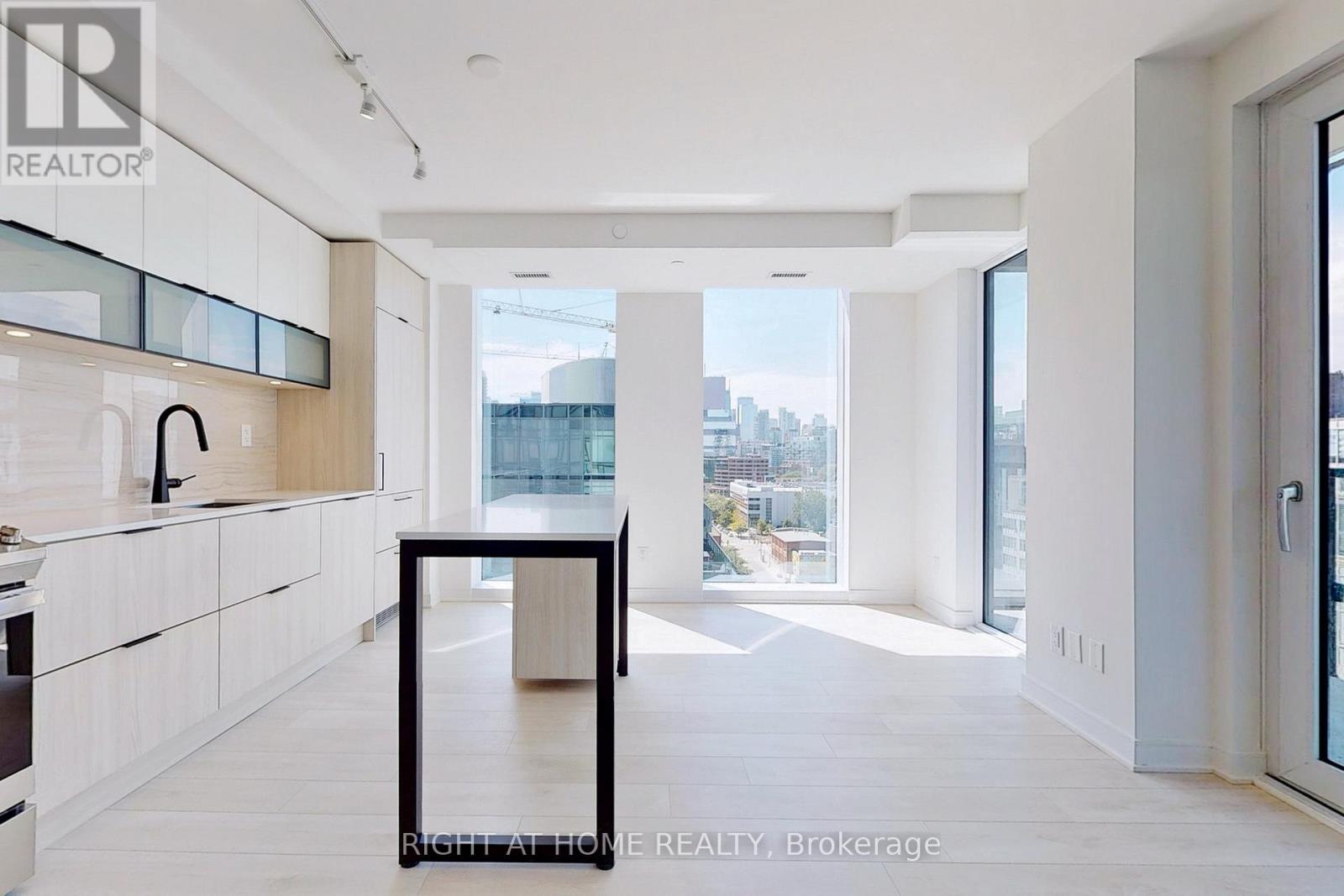 <div class="slider-price">$960,000</div><p>N1103 - 35 Rolling Mills Road, Toronto, Ontario</p>