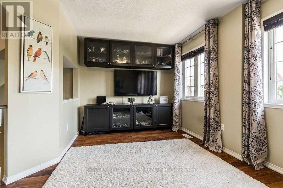 117 Gatwick Drive, Oakville, Ontario  L6H 6V2 - Photo 3 - W13521968