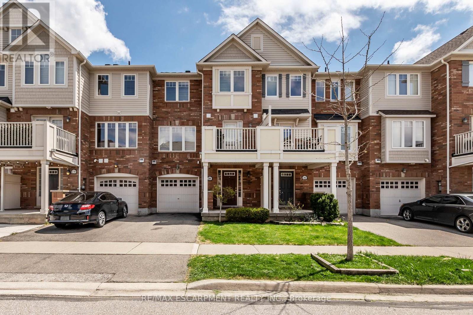 Welcome home to 280 Wetenhall Landing! Beautifully Built, 2 Bed, 2 Bath Townhouse. Located On A Quiet, family friendly street, adjacent to a large park. Spacious, open foyer features inside access to the garage and a large laundry/ utility room. Main level boasts galley kitchen with breakfast bar and access to private balcony. Hardwood flooring In Living Room, Dining Room & Hallway. This level also has a 2 pc Washroom. The upper level features two generous sized bedrooms and a full bathroom. Close to Schools, Parks, Niagara Escarpment conservation areas, Public Transit, Highway, Shopping, Kelso ski hills And Much More (id:48254)