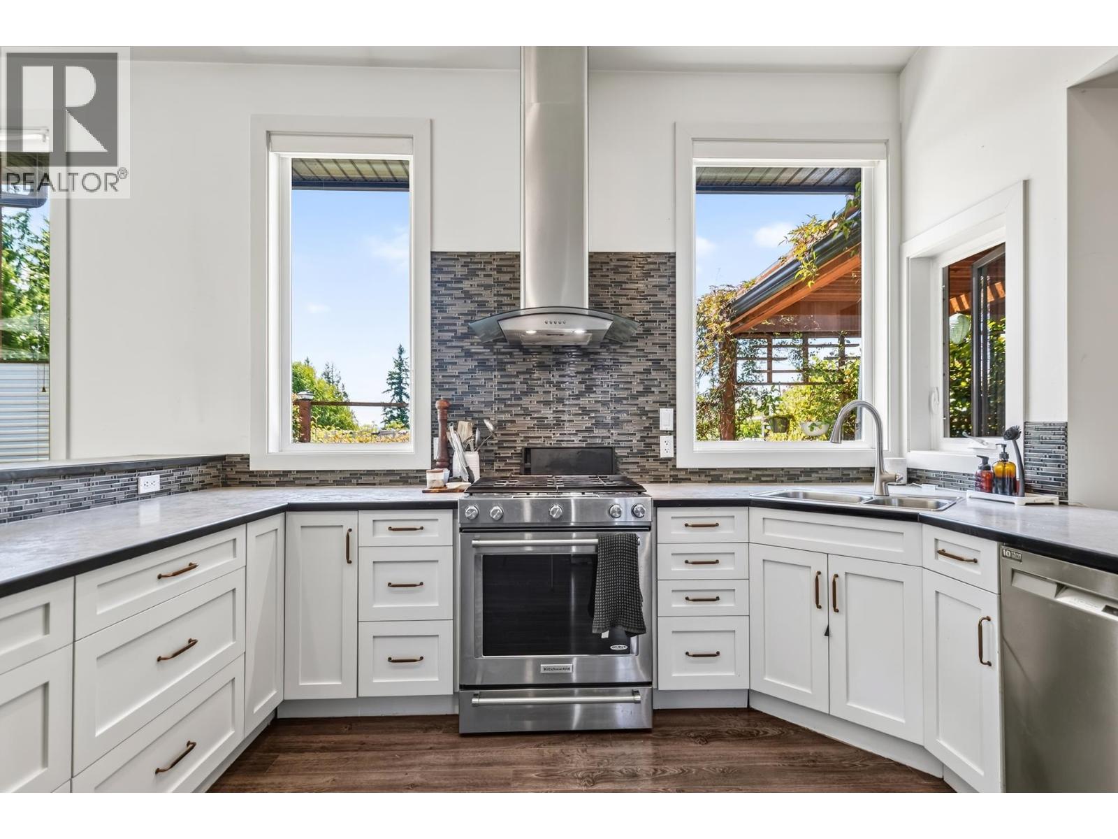 5631 Page Road, Sechelt, British Columbia  V7Z 0N7 - Photo 6 - R3142714