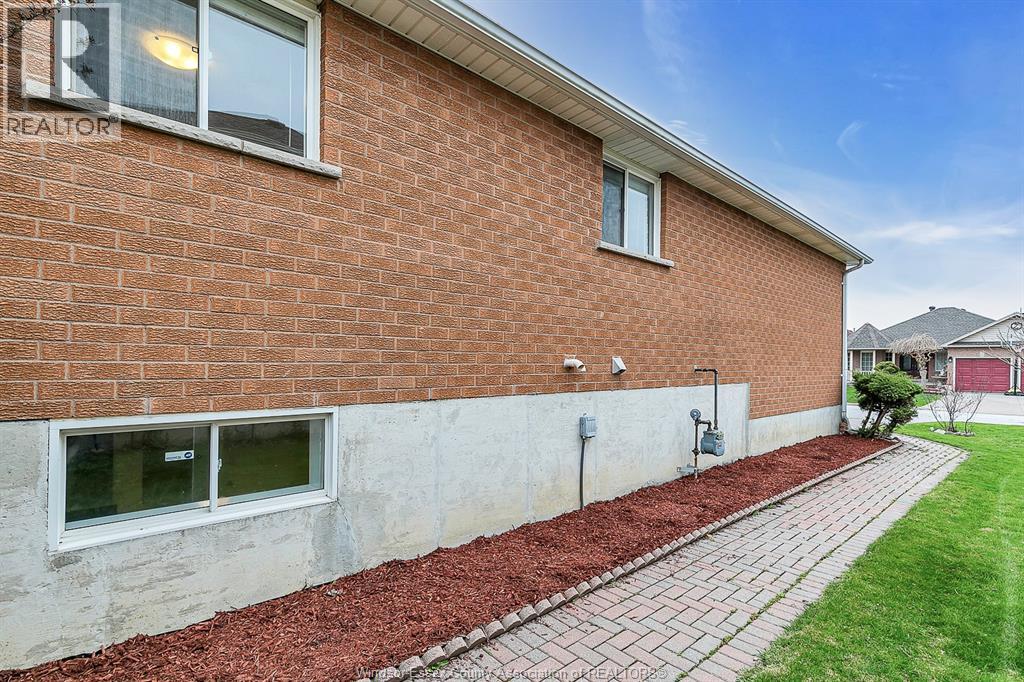3114 Fletcher, Windsor, Ontario  N9E 4M7 - Photo 5 - 26011600