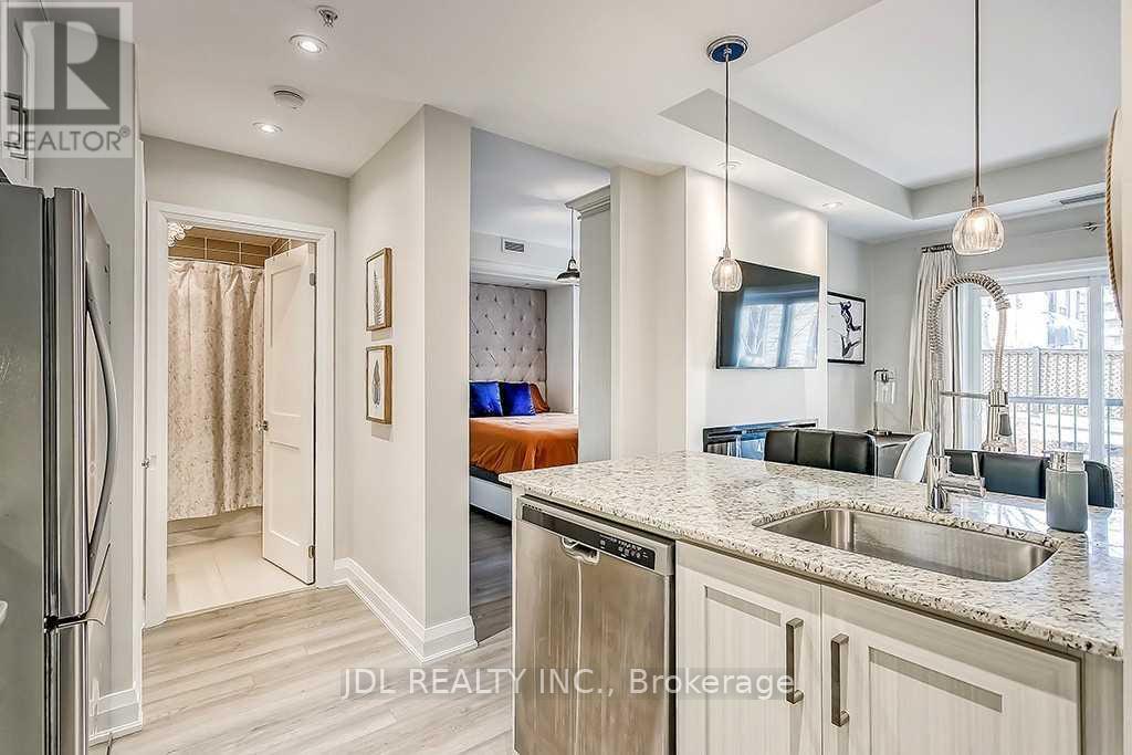 104 - 73 Washington Avenue, Oakville (Co Central), Ontario  L6K 1W5 - Photo 4 - W13522102