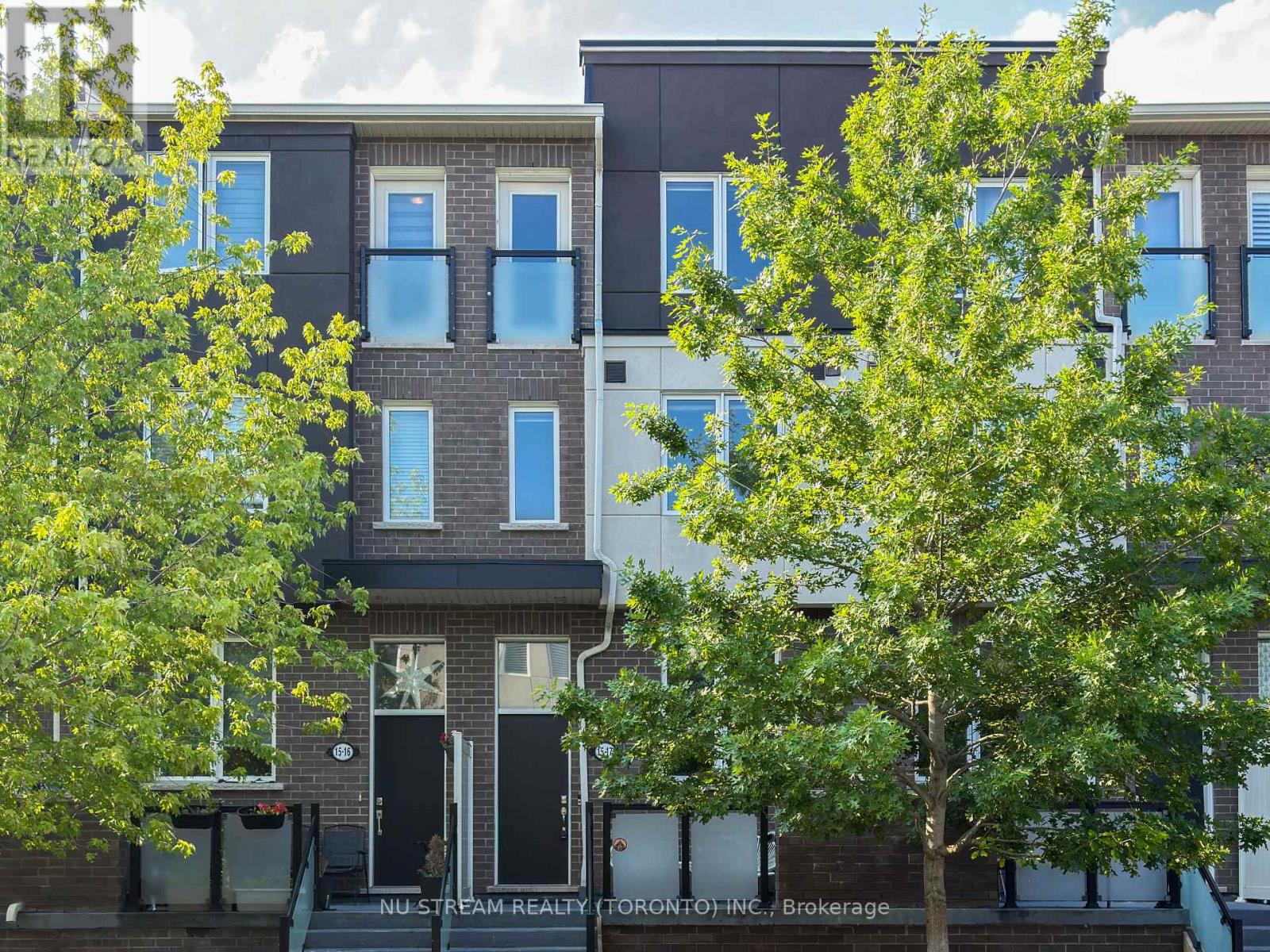 17 - 15 HERON PARK PLACE, Toronto, Ontario