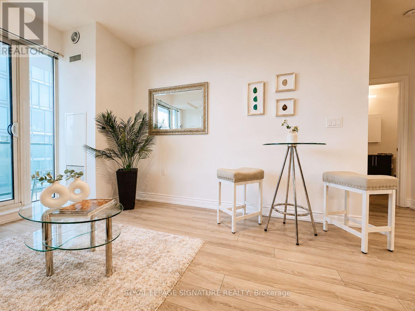 710 - 9600 Yonge Street, Richmond Hill, Ontario L4C 0X3 - Photo 2 - N12922742