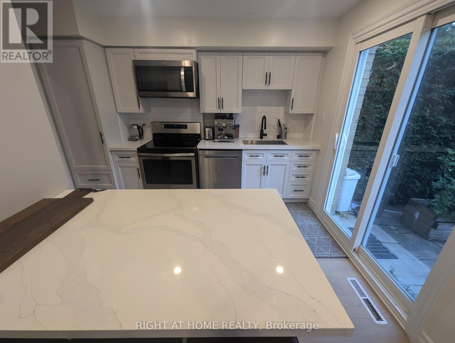 6 Broadpath Road, Toronto, Ontario  M3C 2B5 - Photo 5 - C13522226