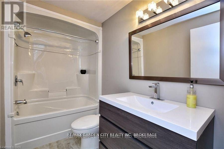 -Main Unit (2 Floors) - 49 Bendingroad Crescent, St. Catharines, Ontario  L2N 5R4 - Photo 10 - X13522402