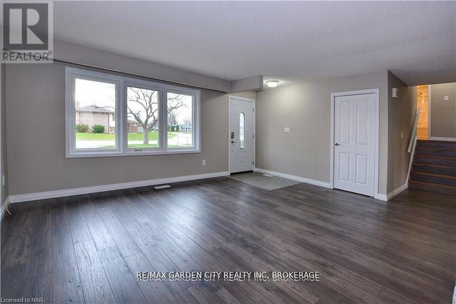-Main Unit (2 Floors) - 49 Bendingroad Crescent, St. Catharines, Ontario  L2N 5R4 - Photo 2 - X13522402
