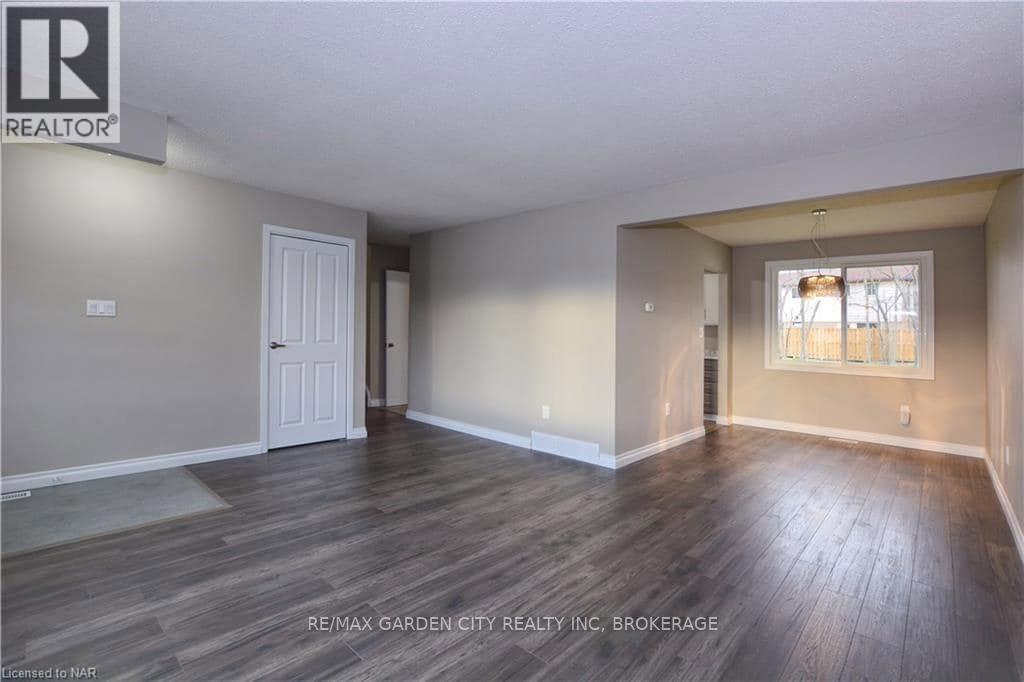 -Main Unit (2 Floors) - 49 Bendingroad Crescent, St. Catharines, Ontario  L2N 5R4 - Photo 3 - X13522402