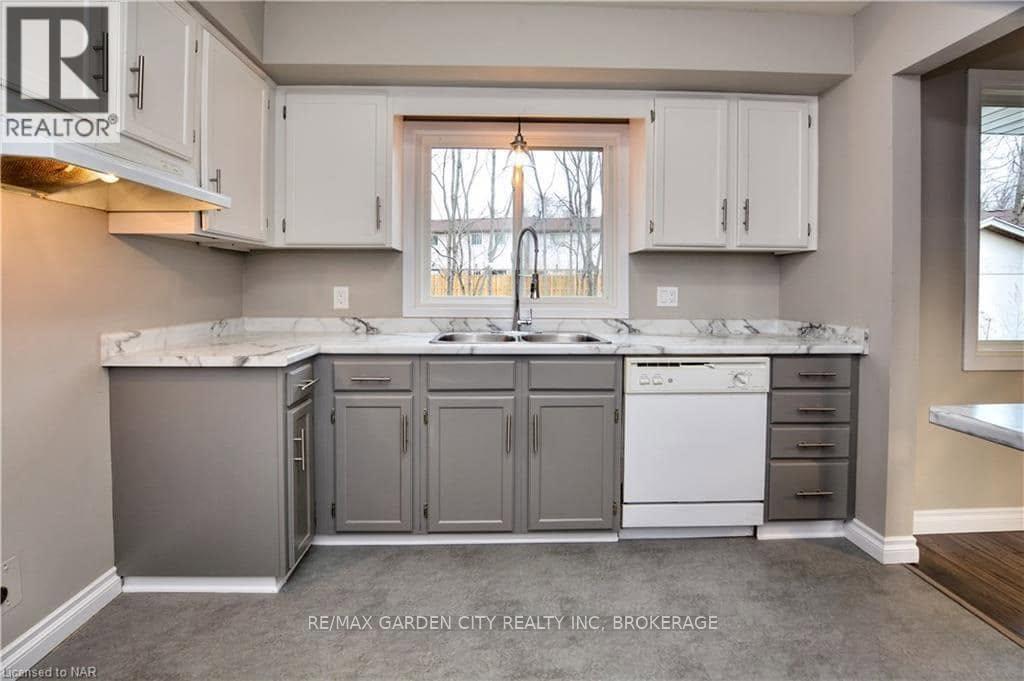 -Main Unit (2 Floors) - 49 Bendingroad Crescent, St. Catharines, Ontario  L2N 5R4 - Photo 5 - X13522402