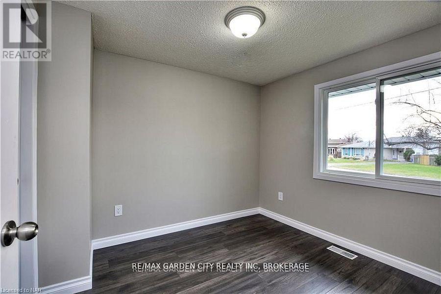 -Main Unit (2 Floors) - 49 Bendingroad Crescent, St. Catharines, Ontario  L2N 5R4 - Photo 8 - X13522402