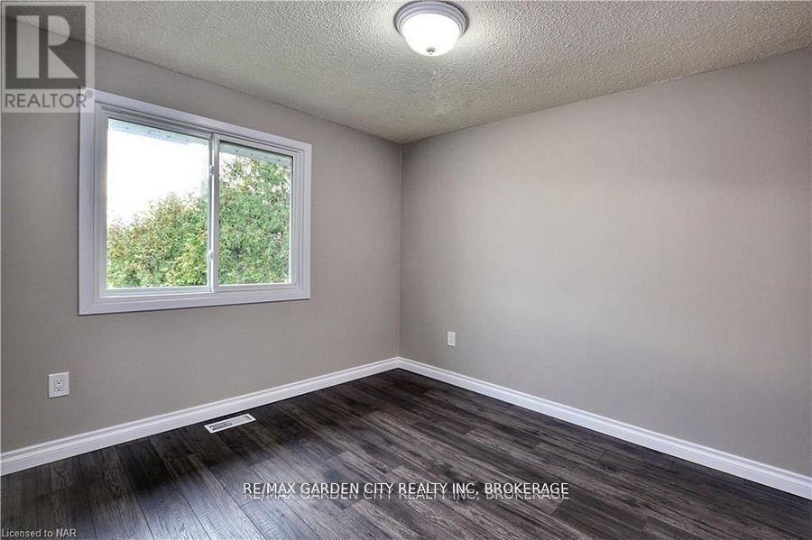 -Main Unit (2 Floors) - 49 Bendingroad Crescent, St. Catharines, Ontario  L2N 5R4 - Photo 9 - X13522402