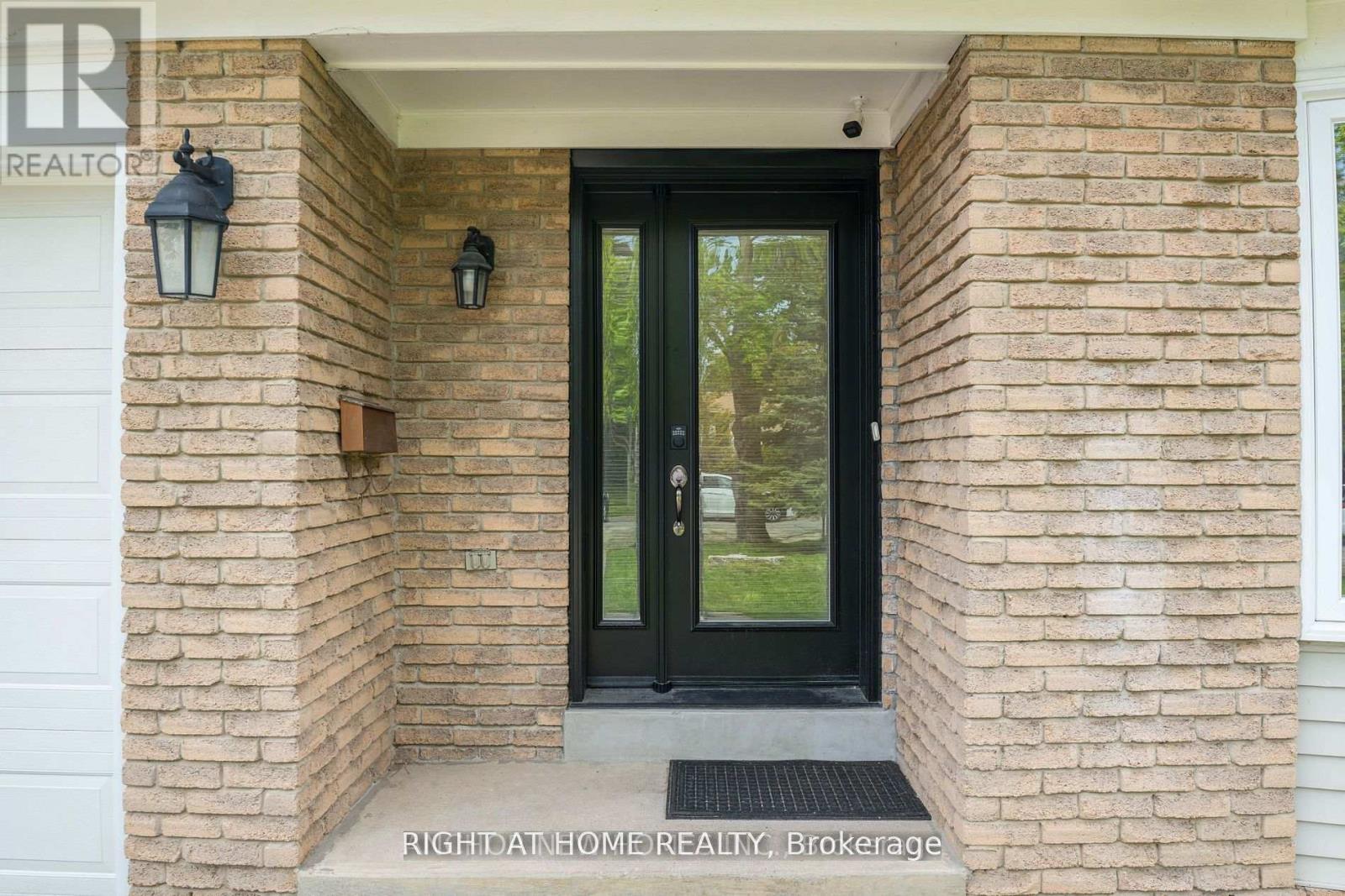 11 Law Crescent, Richmond Hill, Ontario  L4C 5K7 - Photo 3 - N13522478