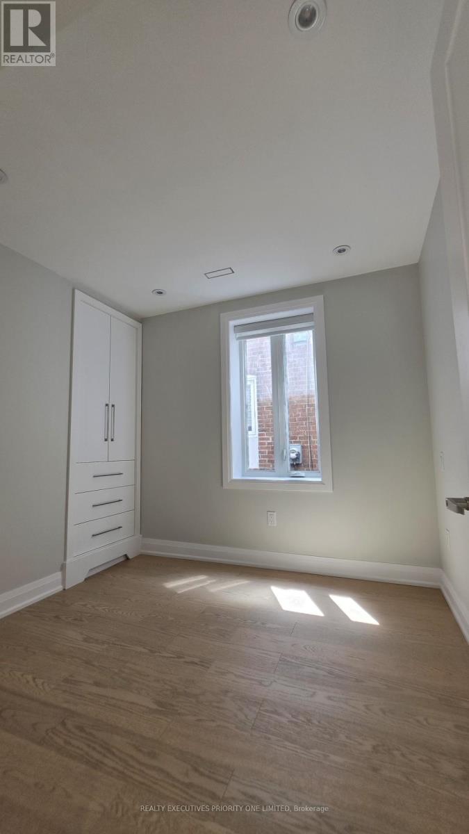 Main - 10 Lascelles Boulevard, Toronto, Ontario  M4V 2B5 - Photo 7 - C13522548