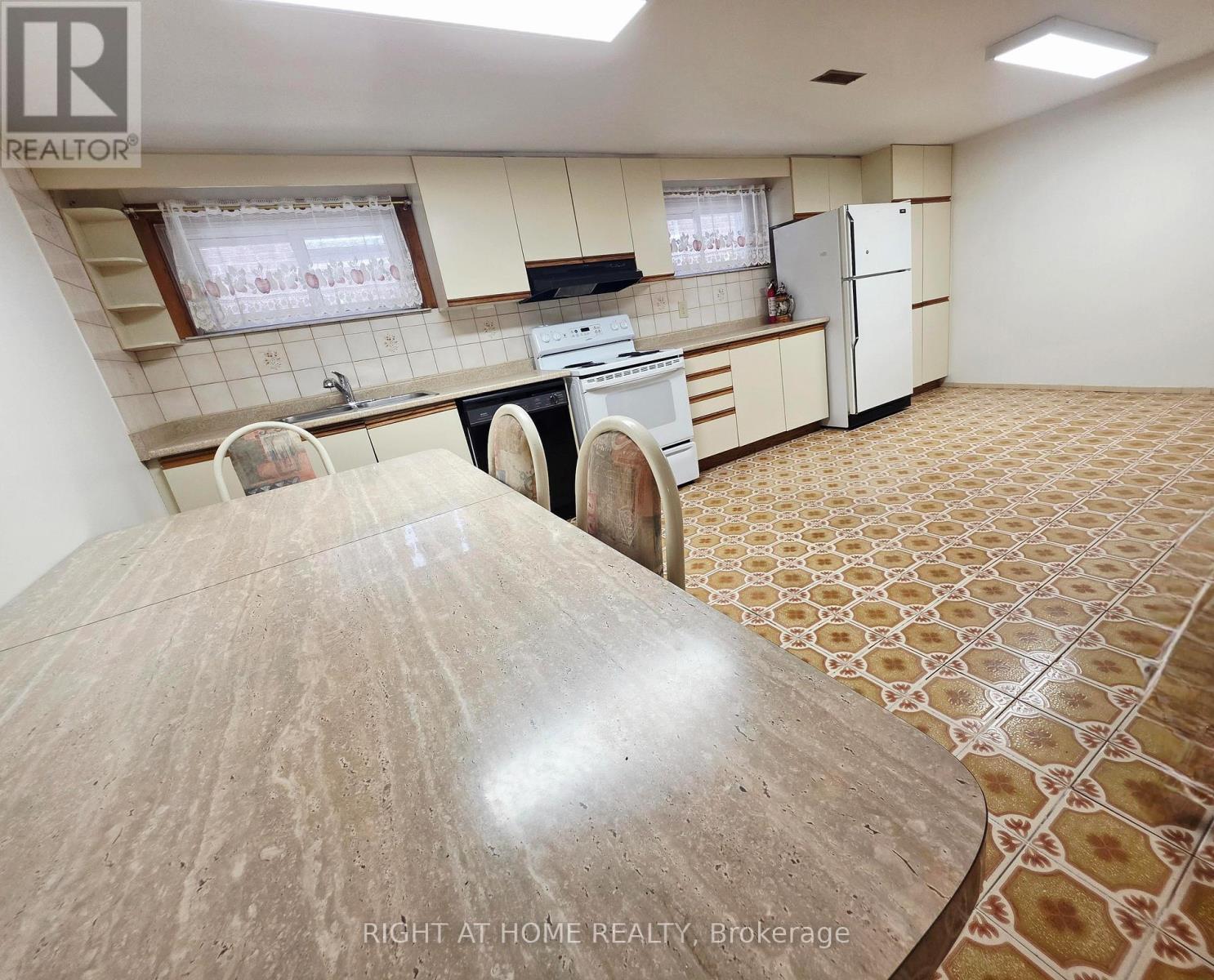 Lower - 252 Maple Leaf Drive, Toronto, Ontario  M6L 1P1 - Photo 7 - W13522516