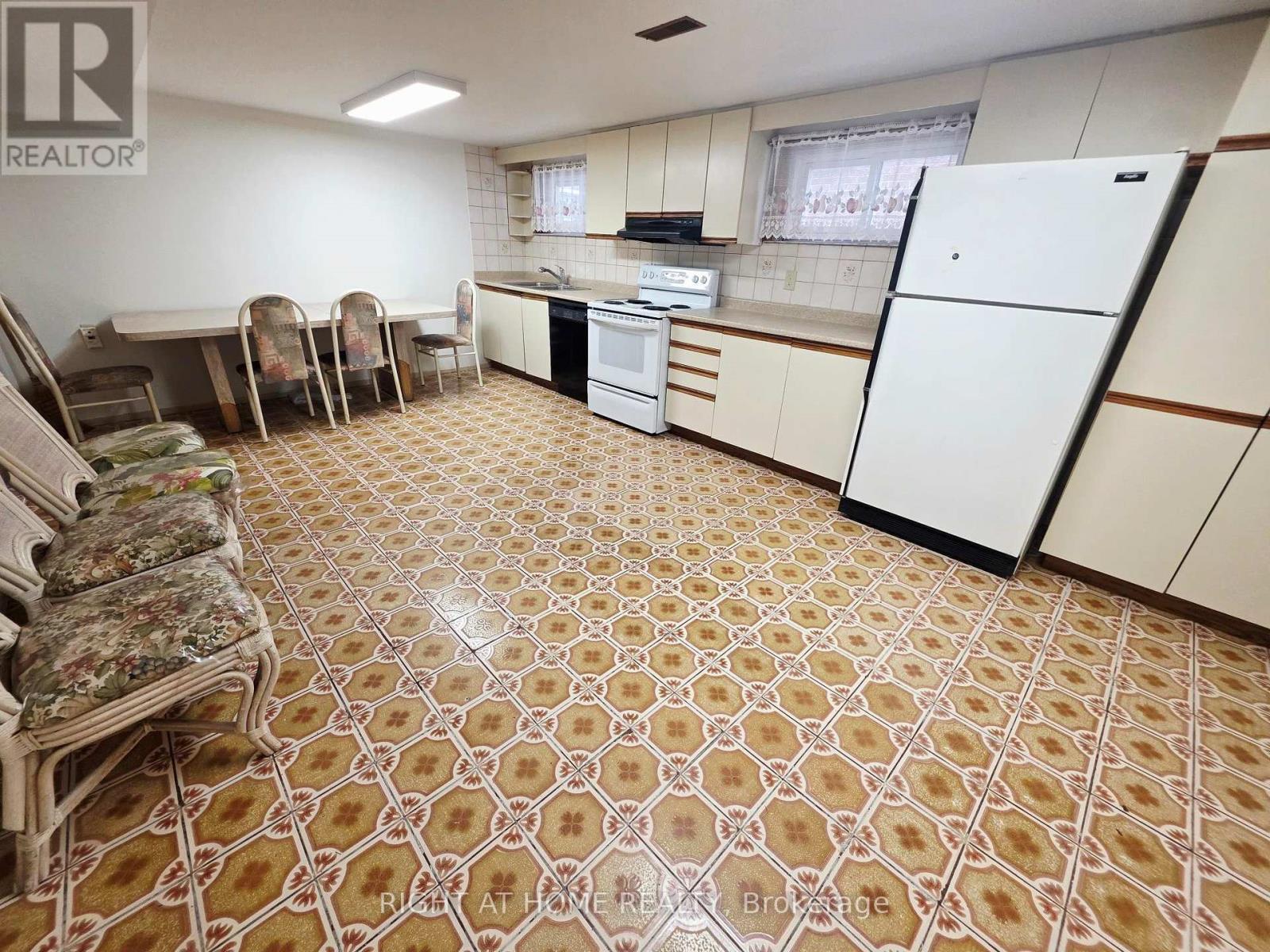 Lower - 252 Maple Leaf Drive, Toronto, Ontario  M6L 1P1 - Photo 8 - W13522516