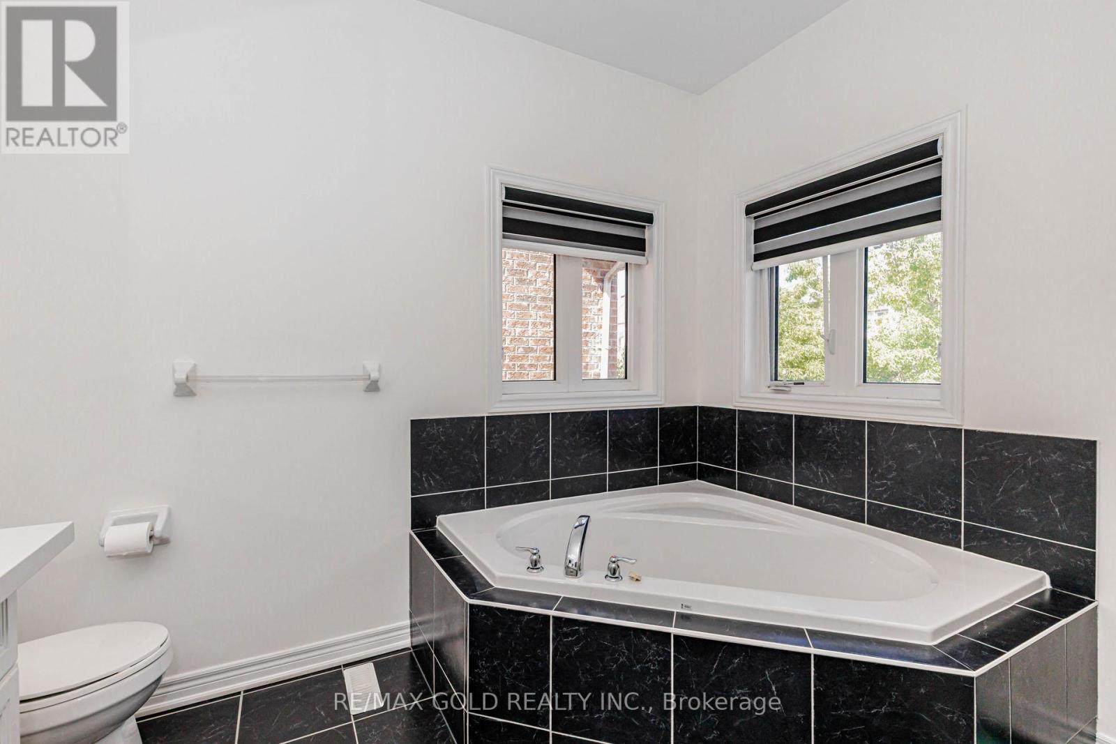 12 Fitzgibson Street, Brampton, Ontario  L6Y 5Y5 - Photo 33 - W13522538