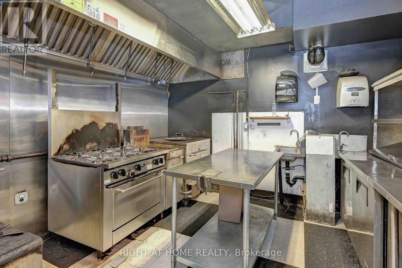179 King Street W, Kitchener, Ontario N2G 1A7 - Photo 9 - X13522616