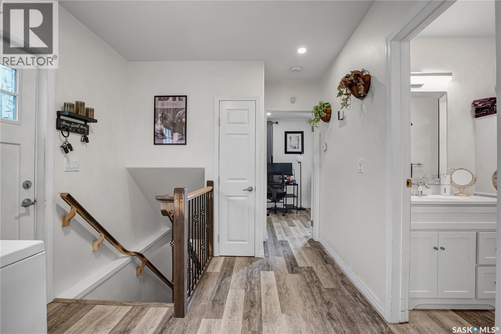 2524 Kelvin Avenue, Saskatoon, Saskatchewan  S7J 0T7 - Photo 3 - SK041463