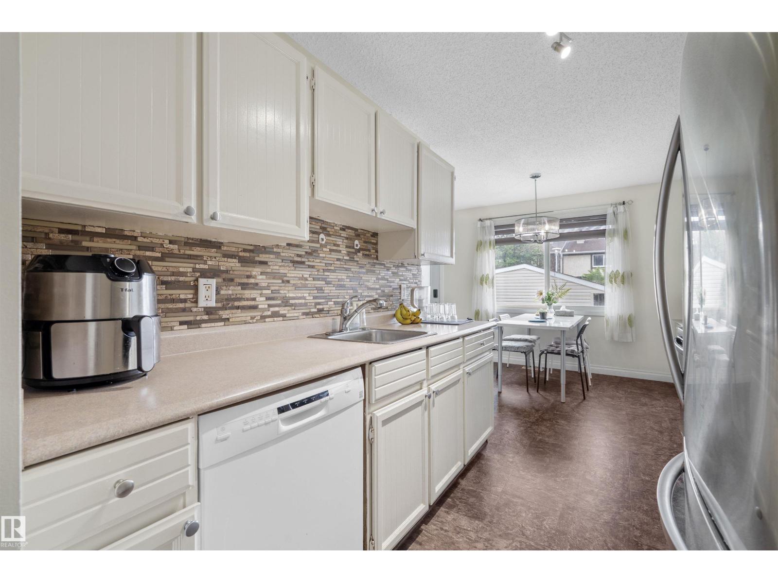 173 Tudor Ln NW, Edmonton, Alberta  T6J 3T5 - Photo 4 - E4497117